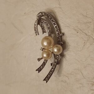 Pearl and diamond simulant brooch